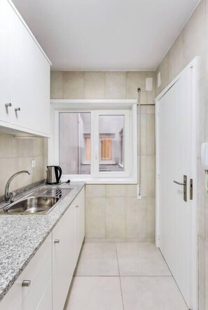 Fridge, microwave, oven, stovetop - Bonjardim Downtown Studio by DA'HOME (Porto)