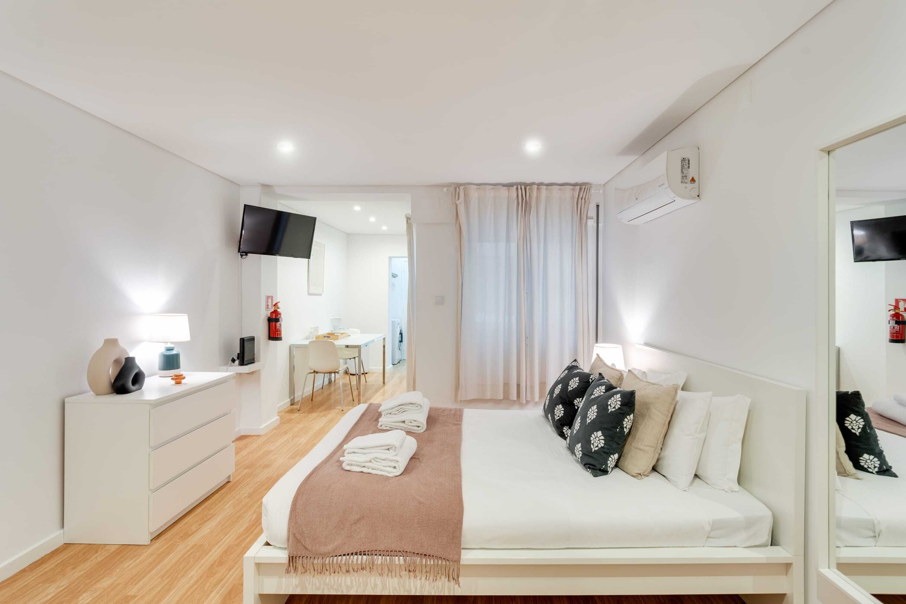 Fer et planche à repasser, lit parapluie, Wi-Fi, draps fournis