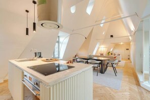Fridge, microwave, oven, stovetop - Luxury 3BR Penthouse | Terrace | Aliados | DA’Home (Porto)