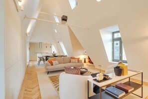 TV, offices - Luxury 3BR Penthouse | Terrace | Aliados | DA’Home (Porto)
