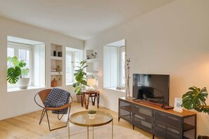 TV - Cedofeita Duplex Apartment by DA'Home (Porto)