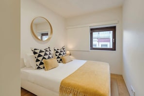 Iron/ironing board, travel cot, WiFi, bed sheets - Cedofeita Duplex Apartment by DA'Home (Porto)