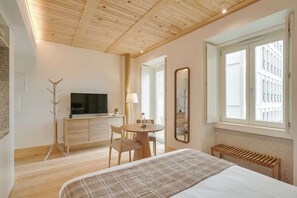 Tabla de planchar con plancha, cuna de viaje, wifi y ropa de cama 
