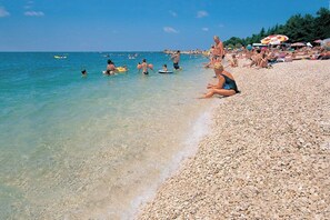 På stranden, solstolar och strandhanddukar
