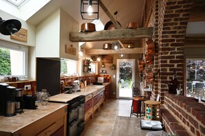 Microwave, oven, stovetop, dishwasher - Charming gîte with private spa near Étretat. Ideal for families (Épreville)