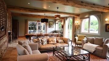 Televisie en een open haard