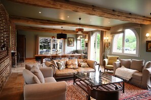 TV, fireplace - Charming gîte with private spa near Étretat. Ideal for families (Épreville)