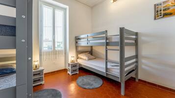 4 bedrooms, iron/ironing board, WiFi, bed sheets
