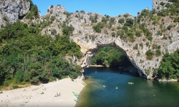 A natural rock arch formation with a beach and calm water. - Villa "Gîte La Jane" with Private Pool, Wi-Fi, and Air Conditioning (Saint-Laurent-la-Vernède)