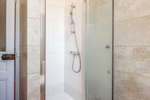Douche, articles de toilette gratuits, sèche-cheveux