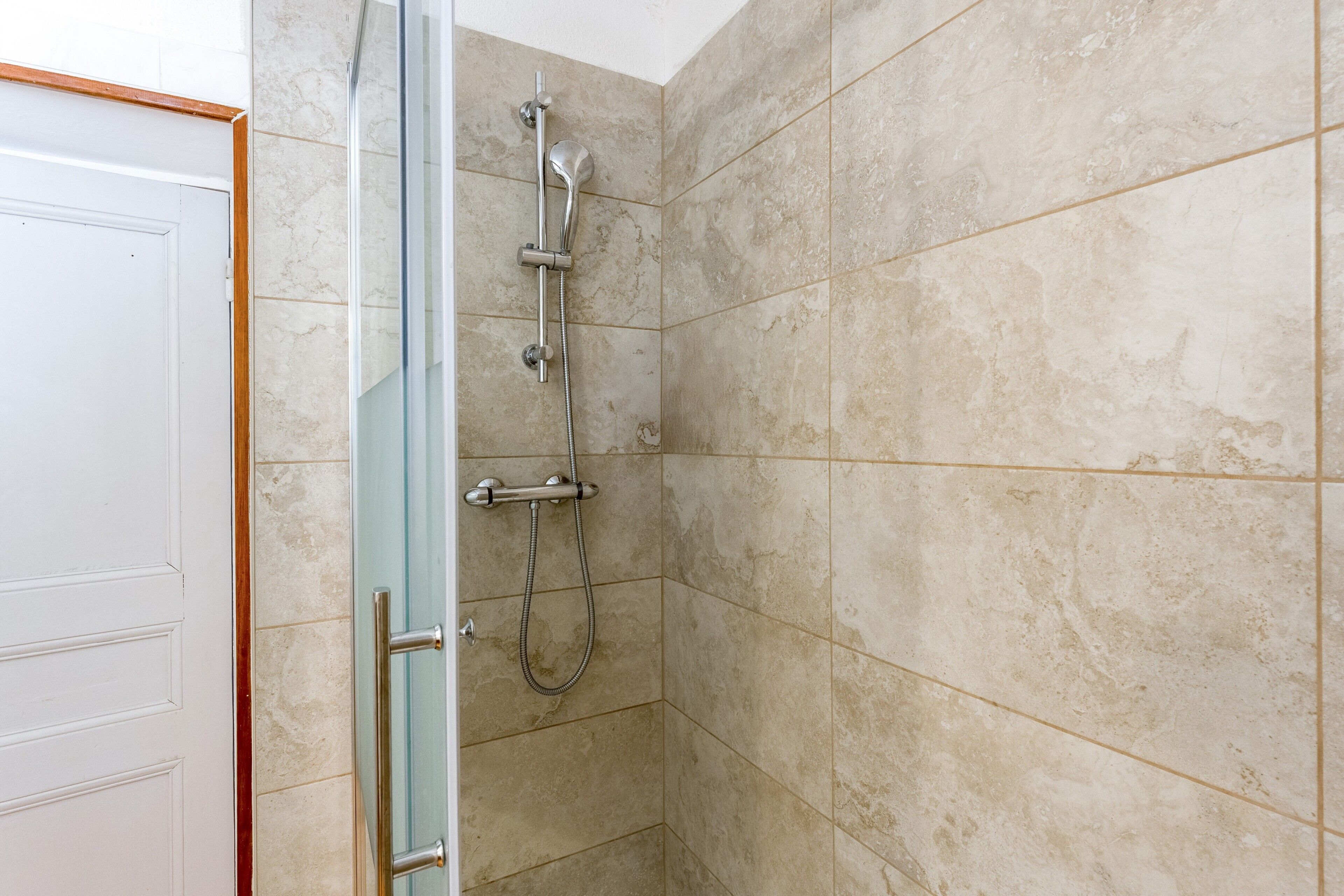 Douche, articles de toilette gratuits, sèche-cheveux