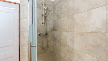 Douche, articles de toilette gratuits, sèche-cheveux