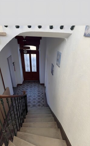 Interior - Villa "Gîte La Jane" with Private Pool, Wi-Fi, and Air Conditioning (Saint-Laurent-la-Vernède)