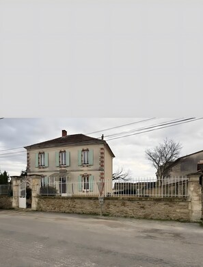 Exterior - Villa "Gîte La Jane" with Private Pool, Wi-Fi, and Air Conditioning (Saint-Laurent-la-Vernède)