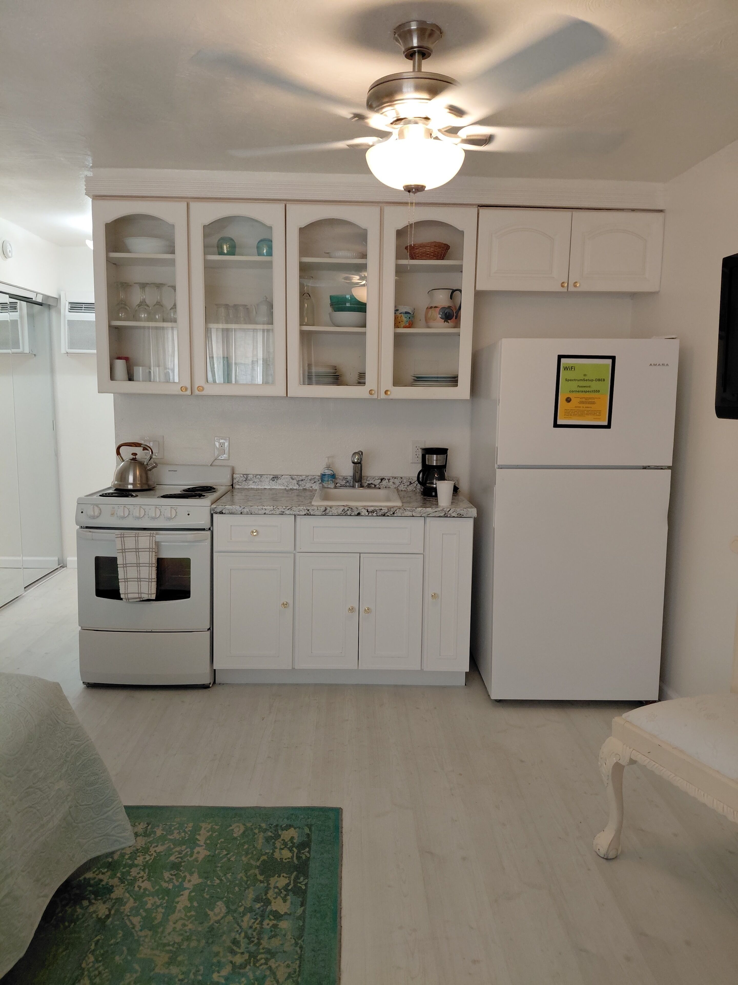 Kjøleskap, mikrobølgeovn, ovn og kokeplater