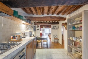 Fridge, microwave, oven, stovetop - Del Campo Apartment in the Heart of Siena (Siena)