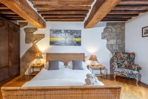 Tabla de planchar con plancha, wifi y ropa de cama 