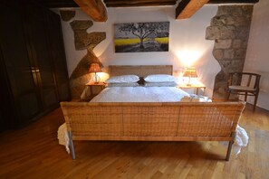 Tabla de planchar con plancha, wifi y ropa de cama 