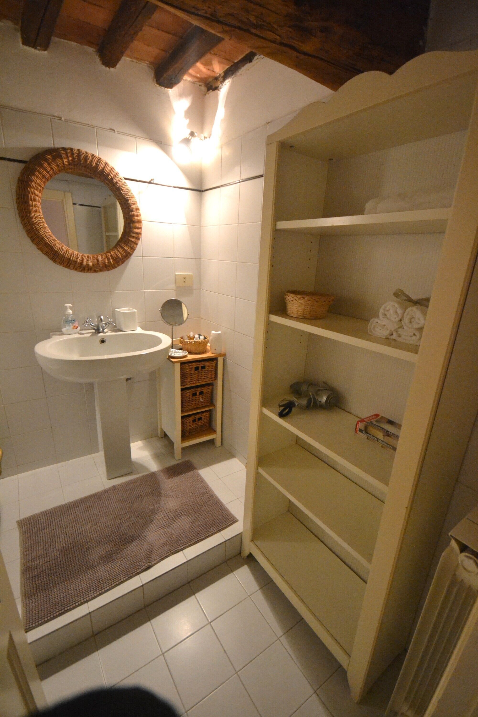 Douche, sèche-cheveux, serviettes fournies