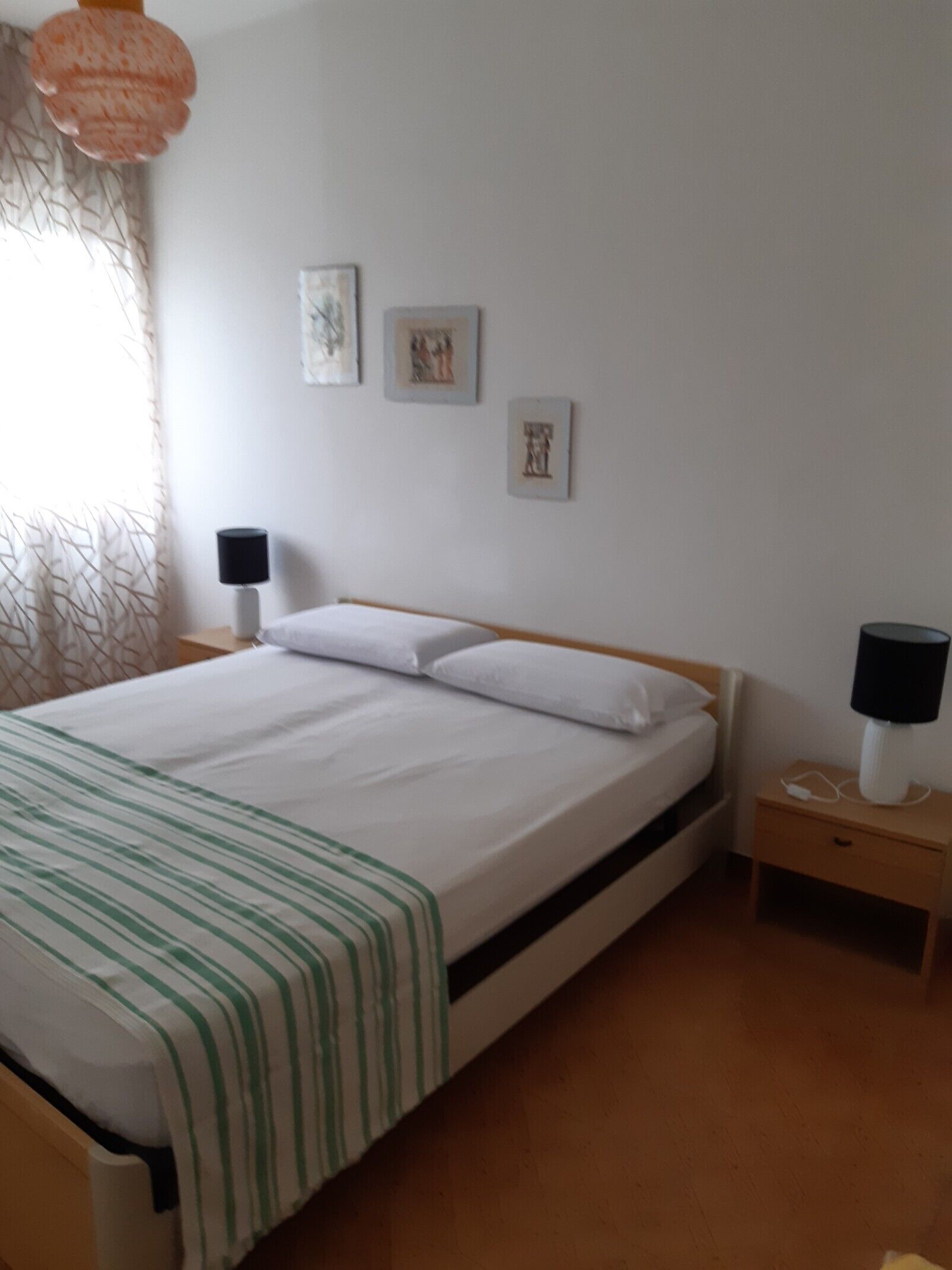 Tabla de planchar con plancha, wifi y ropa de cama 