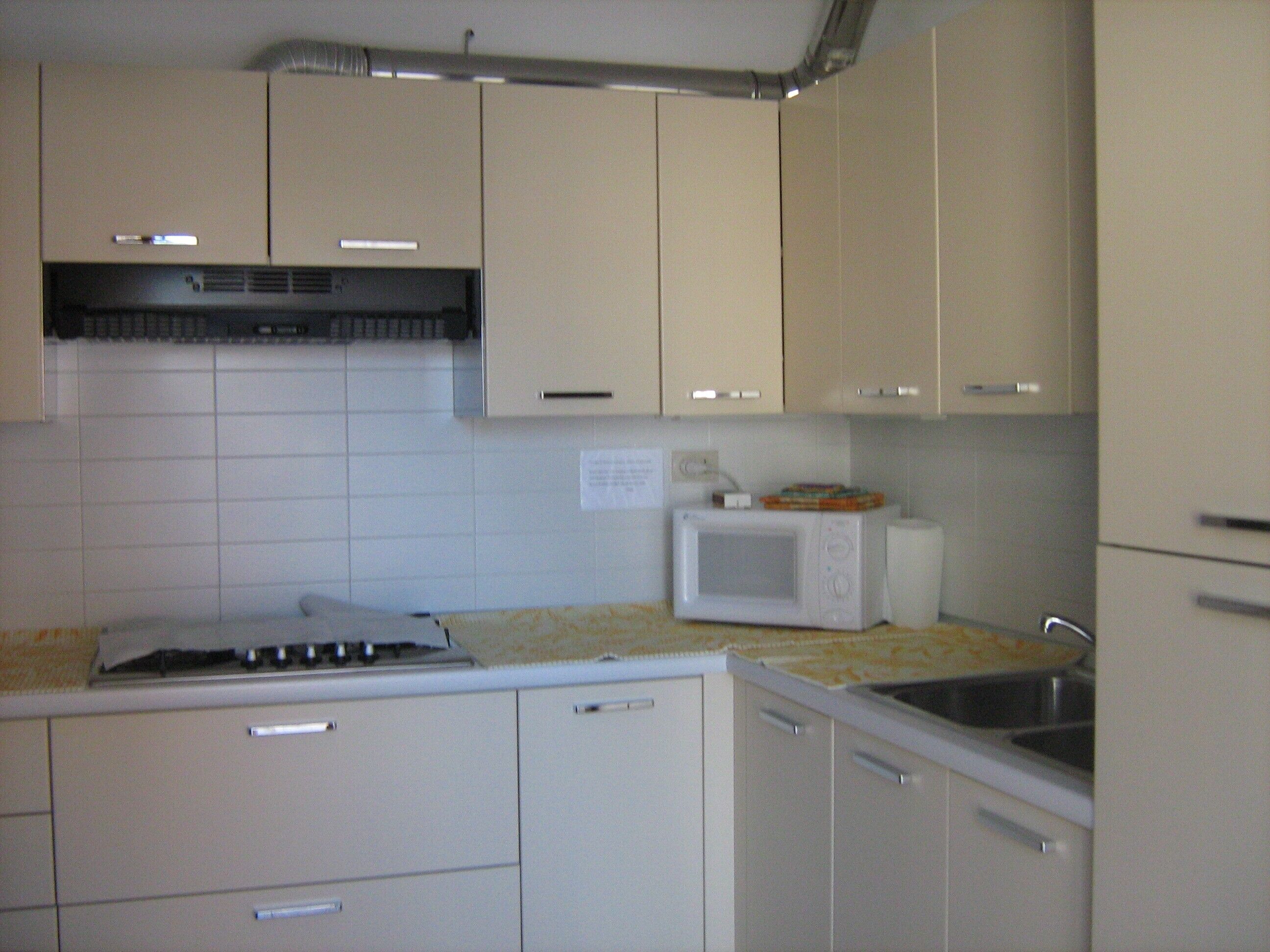 Frigorifero, microonde, piano cottura, macchina per tè/caffè