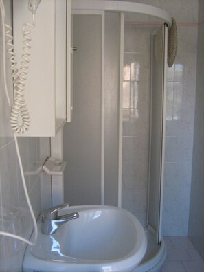 Een douche, een haardroger, handdoeken