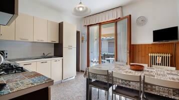 Kjøleskap, mikrobølgeovn, kokeplater og kaffetrakter/tekoker