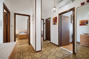 Iron/ironing board, WiFi, bed sheets - Apartment 'Uso Turistico' with Private Terrace, Wi-Fi and Air Conditioning (Lido di Jesolo)
