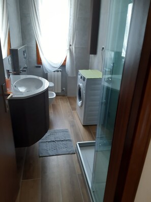 Doccia, asciugacapelli, asciugamani