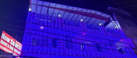 المنشأة من الخارج