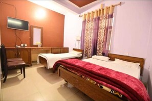 Standard Triple Room | Free WiFi - New Samrat Hotel And Restaurant (Srinagar)