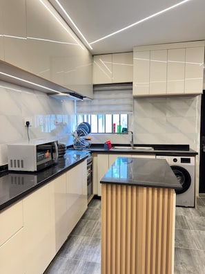 Frigorífico, microondas, horno y utensilios de cocina