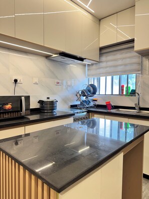 Frigorífico, microondas, horno y utensilios de cocina