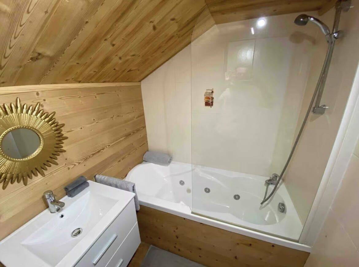 Sèche-cheveux, serviettes fournies, savon, papier toilette