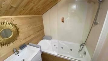 Sèche-cheveux, serviettes fournies, savon, papier toilette