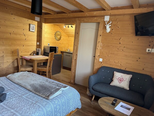 1 chambre, fer et planche à repasser, draps fournis