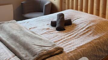 1 dormitorio, tabla de planchar con plancha, ropa de cama