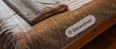 1 quarto, ferros/tábuas de passar roupa, roupa de cama