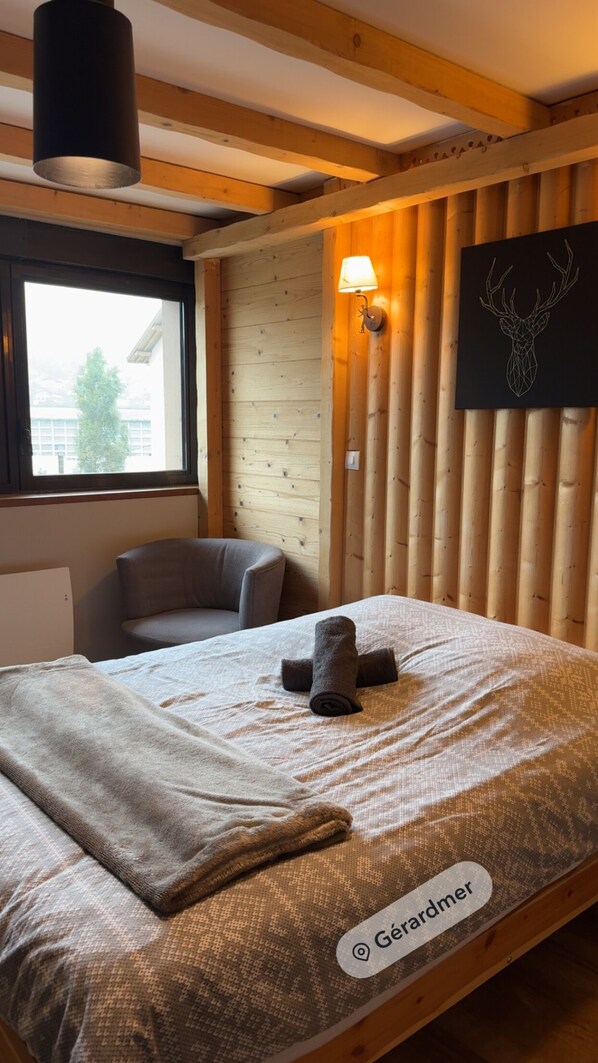 1 slaapkamer, een strijkplank/strijkijzer, beddengoed