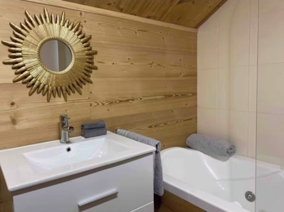 Sèche-cheveux, serviettes fournies, savon, shampoing