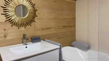 SĂšche-cheveux, serviettes fournies, savon, shampoing