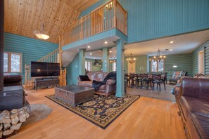 Televisión, chimenea y estéreo 