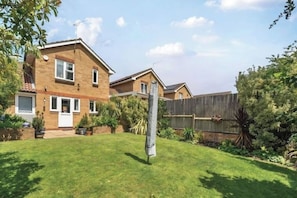 Exterior - Central 3BR Home Near Tower Bridge with Garden, Parking & Dog-Friendly (London)