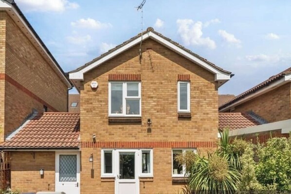 Exterior - Central 3BR Home Near Tower Bridge with Garden, Parking & Dog-Friendly (London)