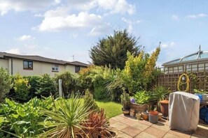 Property grounds - Central 3BR Home Near Tower Bridge with Garden, Parking & Dog-Friendly (London)