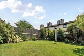 Property grounds - Central 3BR Home Near Tower Bridge with Garden, Parking & Dog-Friendly (London)