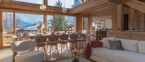 智能電視、壁爐、足球機、音響