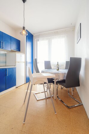 Dining - Perfect for Teams & Families: 3-Bedroom Flat, 7 Guests, Balcony, Close to Centre (Bratislava)