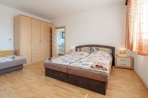 3 habitaciones, escritorio, tabla de planchar con plancha y wifi gratis 