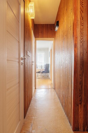 Interior - Perfect for Teams & Families: 3-Bedroom Flat, 7 Guests, Balcony, Close to Centre (Bratislava)